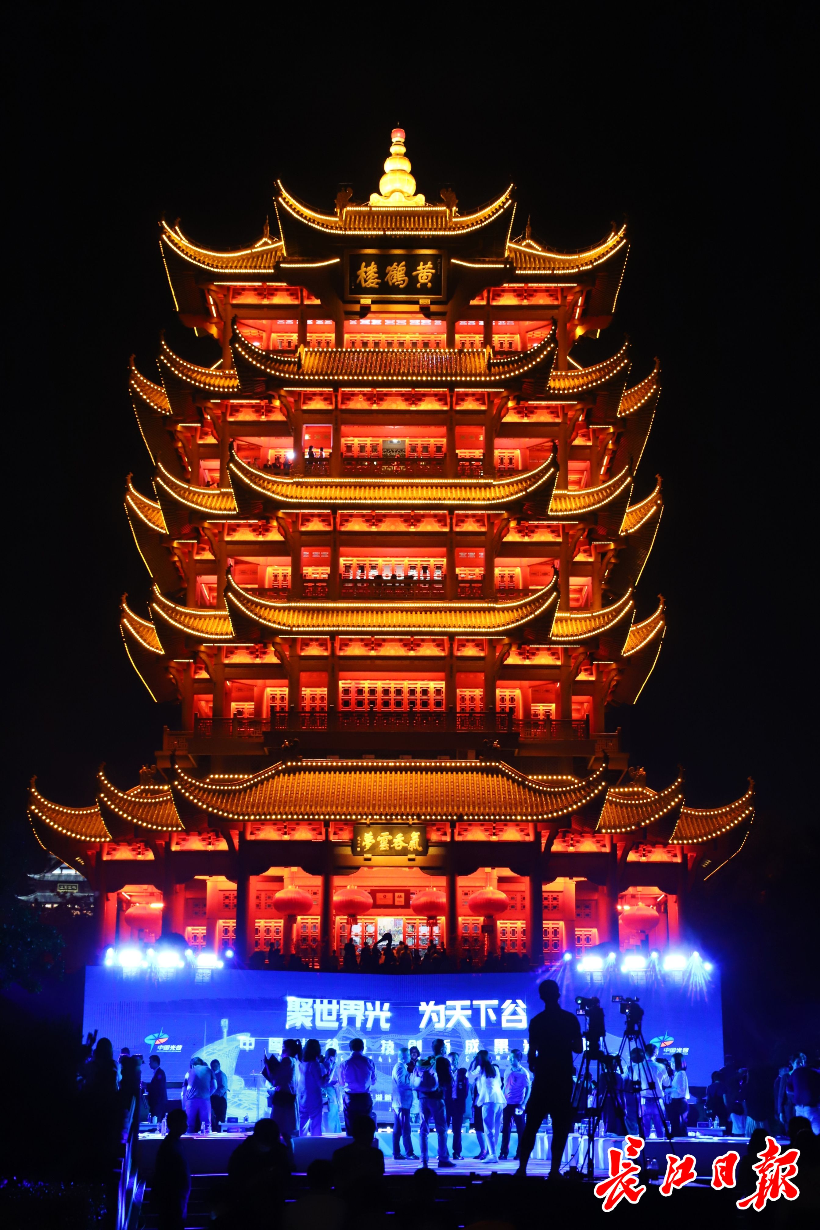 市场占有率全球前三华工科技展出国内首套三维五轴激光切割机