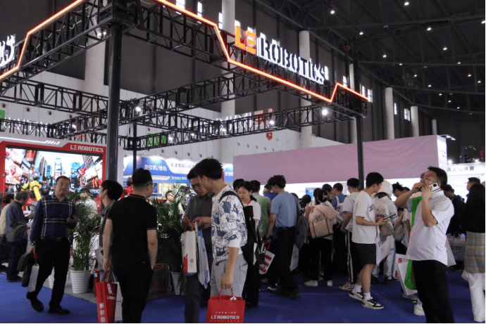 杏彩体育仁新机器人焊机成都工博会流量王新质生产力融入全球产业链！